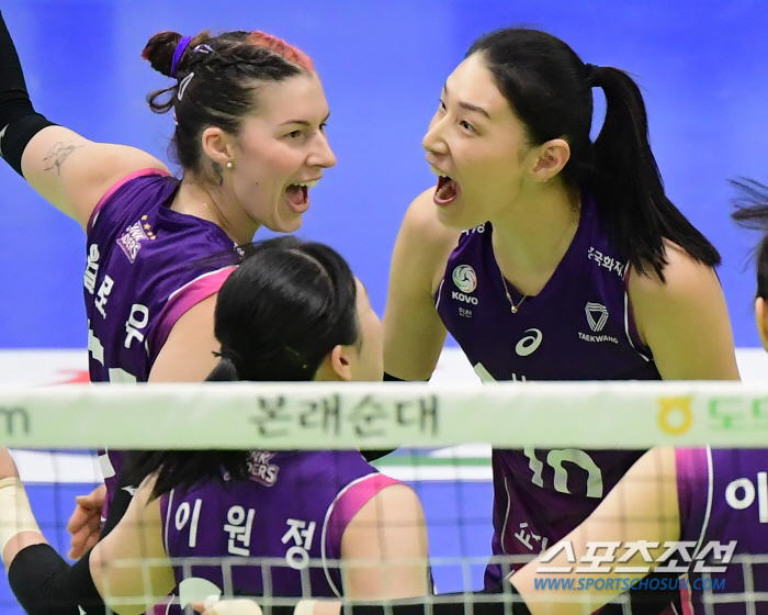 김연경 품에 안긴 ML 레전드의 딸...확 바뀐 흥국생명 '1위 싸움 안…
