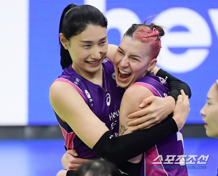 김연경 품에 안긴 ML 레전드의 딸...확 바뀐 흥국생명 '1위 싸움 안…