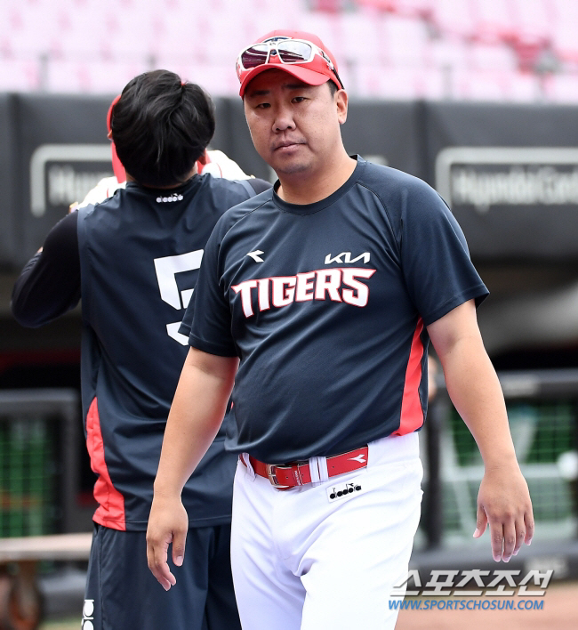 "언젠가 감독할 사람"…결국 당겨 쓴 '이범호카드', 득이 될까 독이 될…