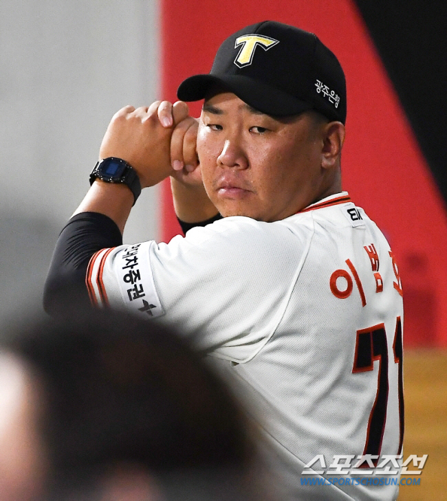 "언젠가 감독할 사람"…결국 당겨 쓴 '이범호카드', 득이 될까 독이 될…