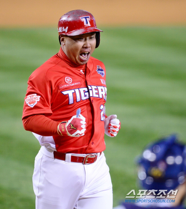 KBO 42년만에 처음! '43세 이범호' 우승 기운+1980년대생 사령…