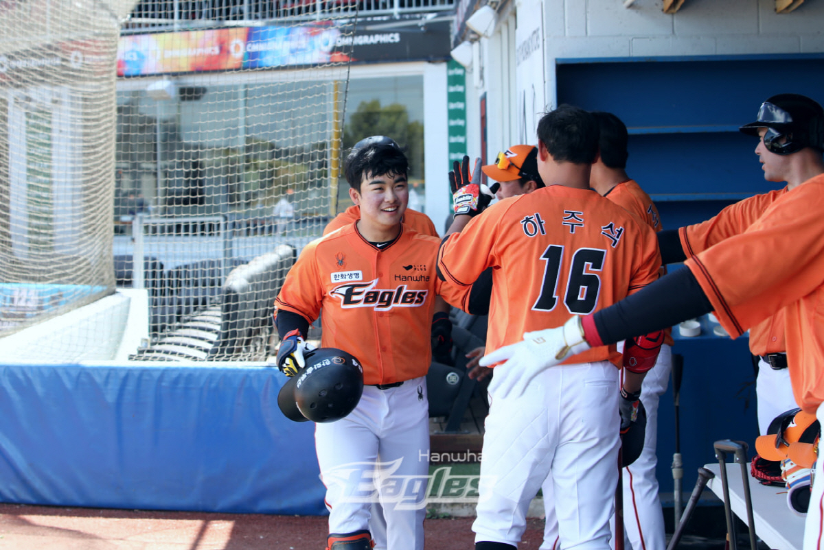 '42세 이적생' 김강민 홈런 신고식&'홈런왕' 노시환 손맛…한화 첫 청…