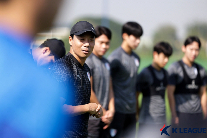 '강등 치욕' 염기훈 어금니 꽉 물었다 "감독 되더니 변했다고 해도 두렵…