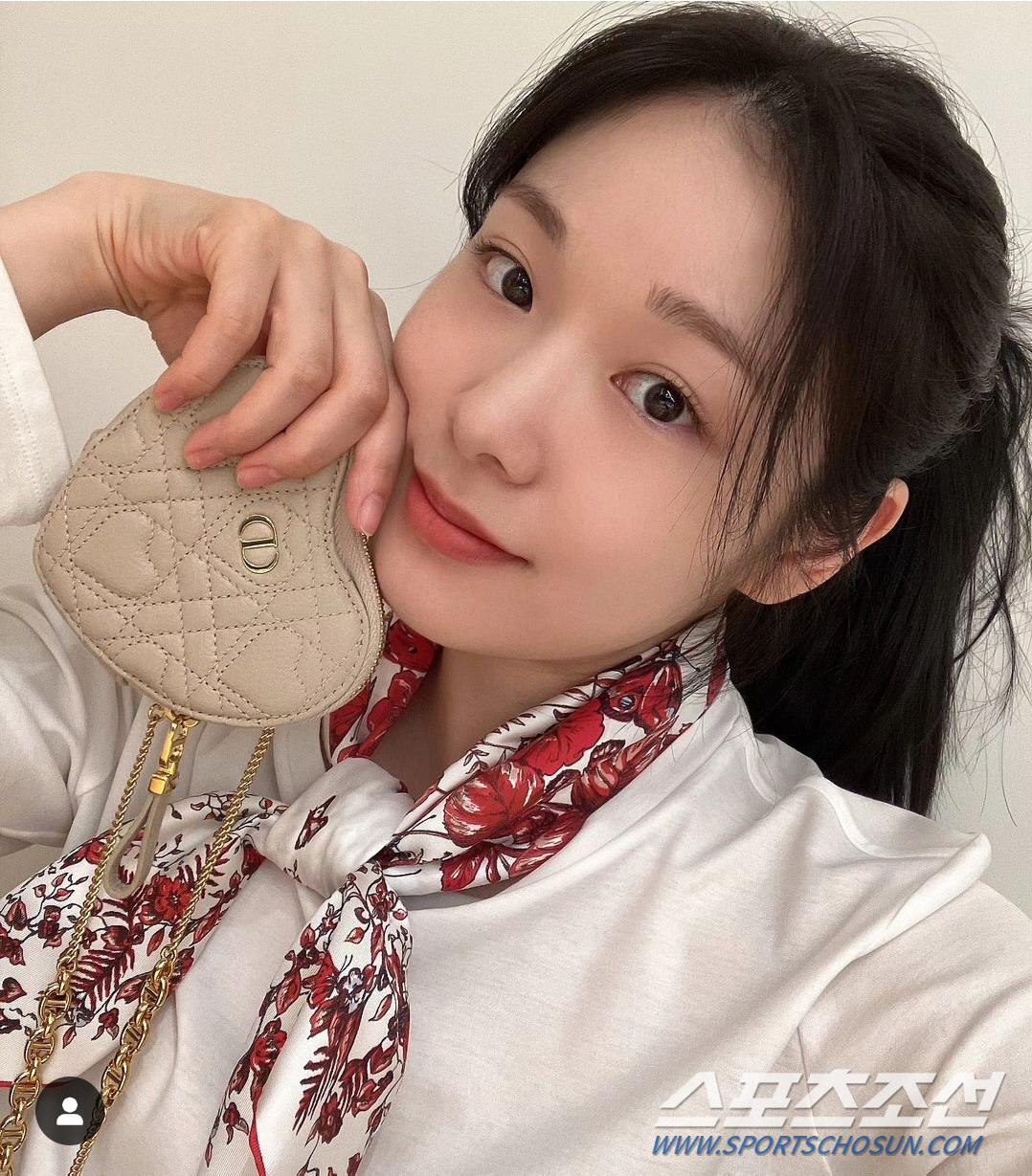 "봄 느낌 물씬" 김연아, 발렌타인 맞아 화사한 스카프 더한 셀카 공개