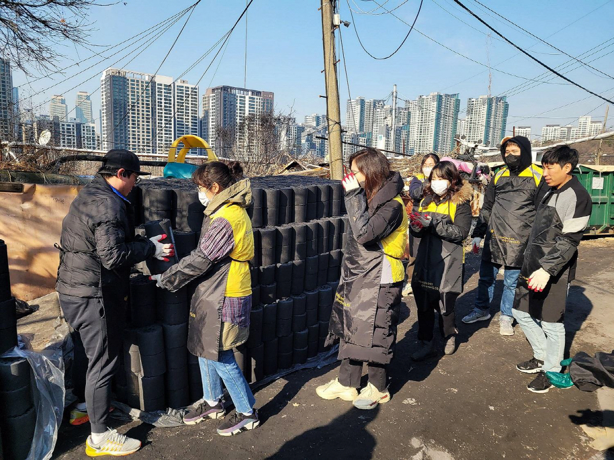 동국제약, 구룡마을서 연탄 나눔 봉사활동 진행