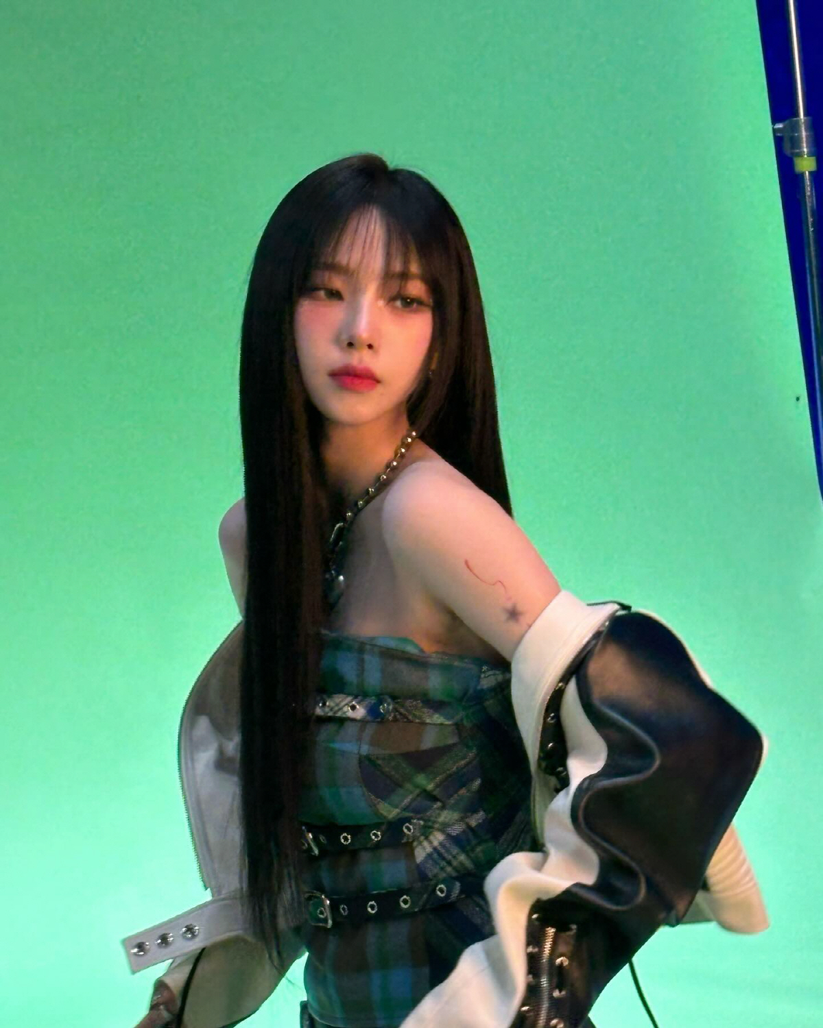 "진짜 타투야?"…카리나, 늘씬한 다리에 문신같은 스티커→팬들도 '깜짝'