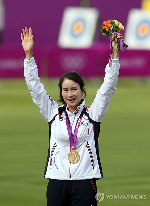 (런던=연합뉴스) 최재구 기자 = 2일 오후(현지시각) 영국 런던 로즈 크리켓 그라운드에서 열린 2012런던올림픽 여자양궁 개인전 경기에서 한국의 기보배가 우승을 차지해 금메달을 목에 걸었다. 기보배가 시상대에서 두손을 들고 환호하고 있다. 2012.8.3 jjaeck9@yna.co.kr
