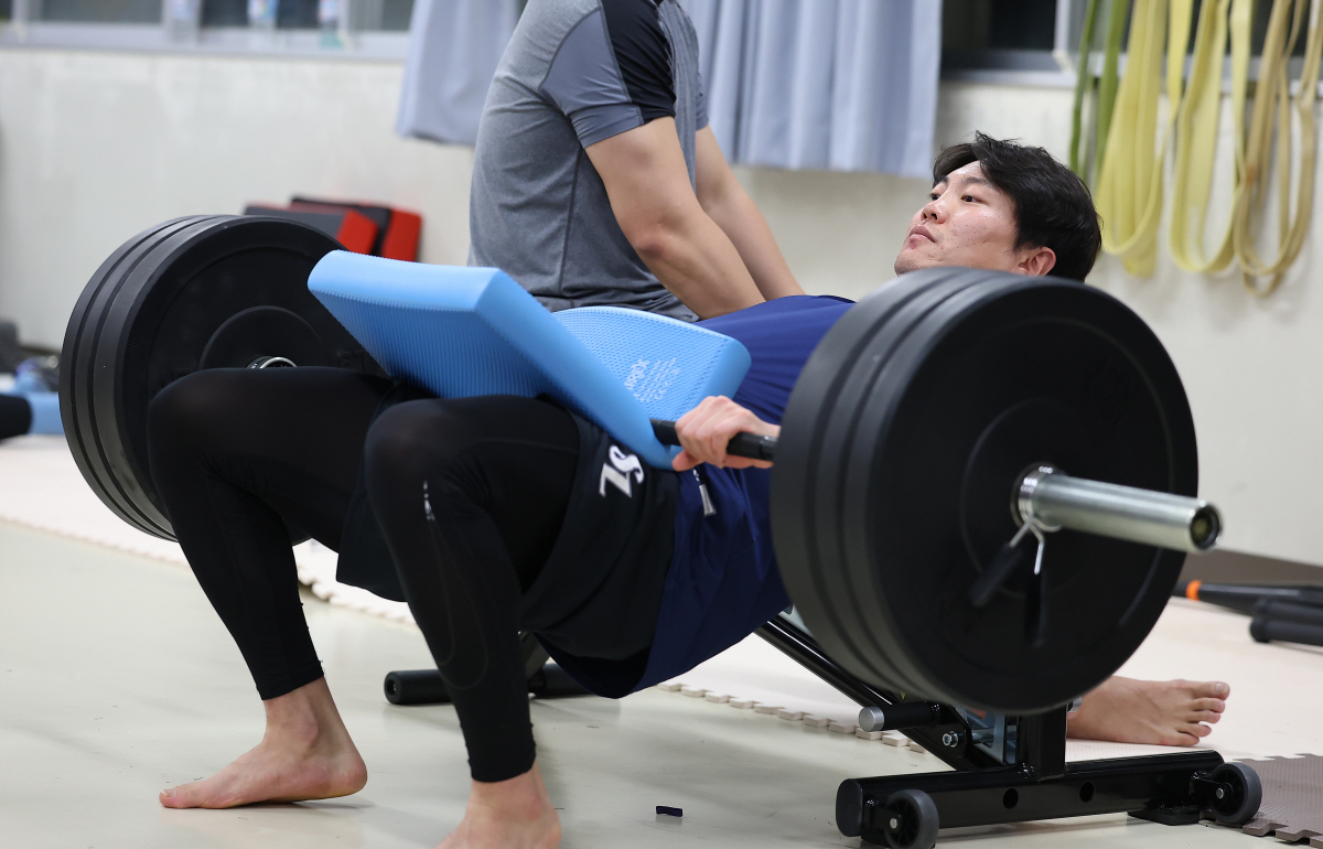 "한국 뜬다. 유니폼 빨리 사시라"  2157타자 베테랑 클로저의 예언,…