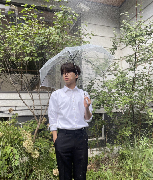 임영웅, 안경+우산 쓴 훈남 분위기..발라드 가수라 해도 믿을 부드러운 …