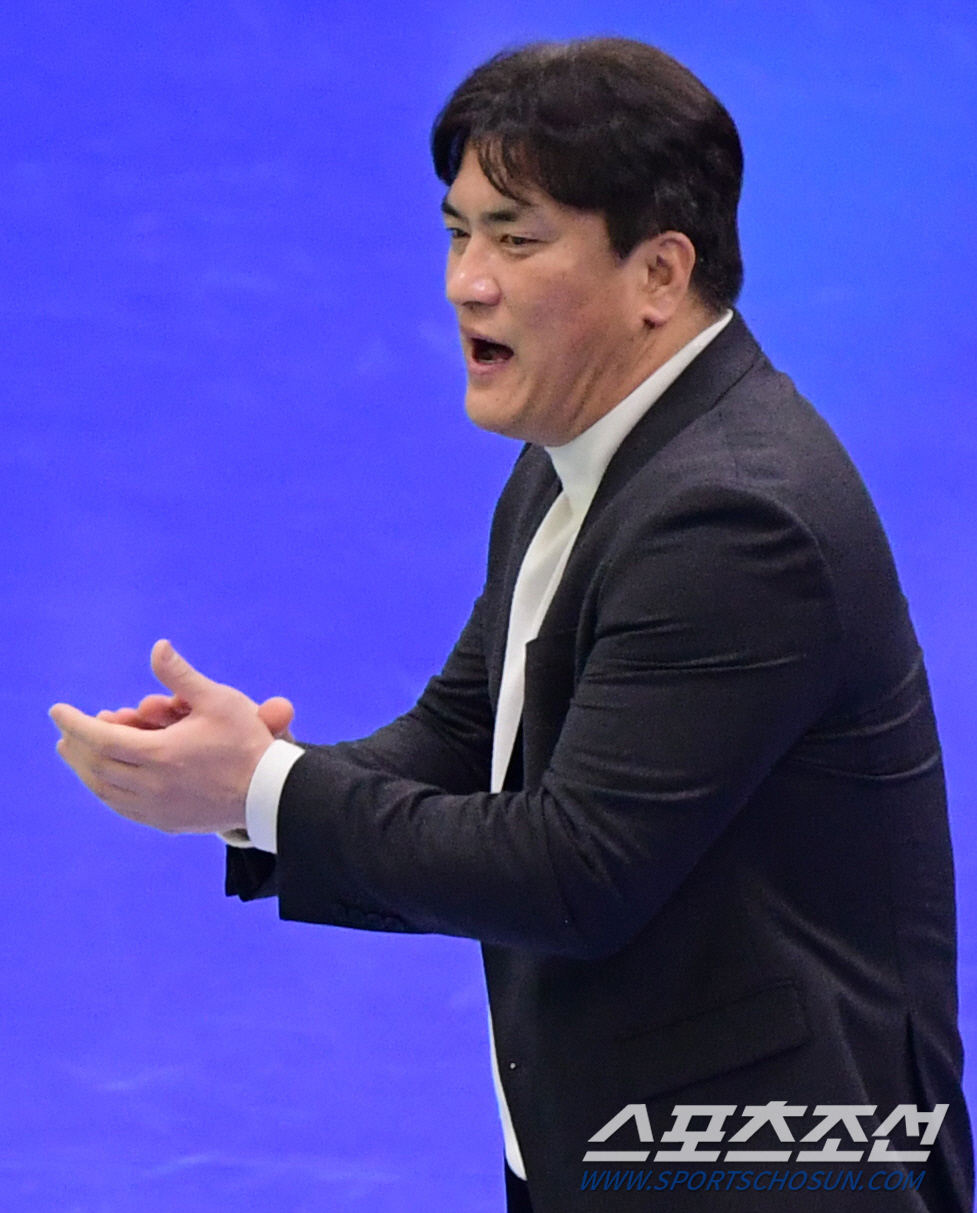 "오늘은 좀..." 경기 전 상대팀 찾아 양해 구한 차노스, 이유는?[김…