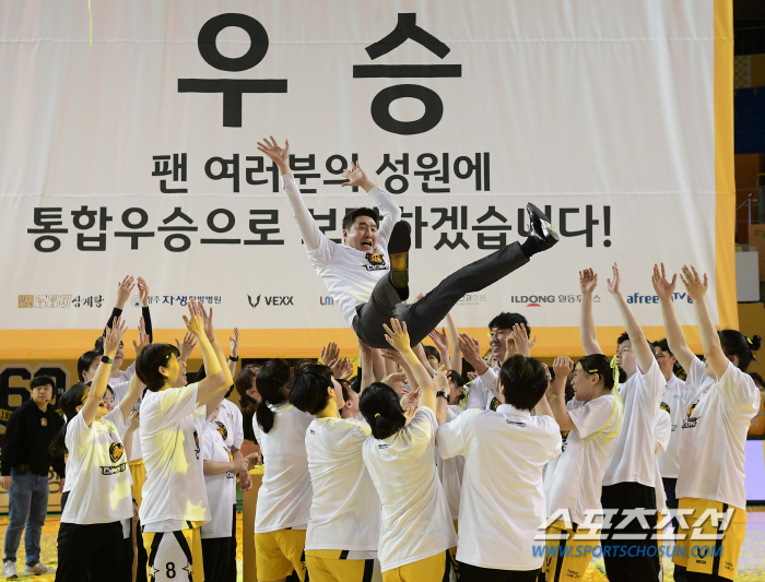 [현장인터뷰] '정규 우승' 김완수 KB스타즈 감독 "2패 오히려 약 됐다"