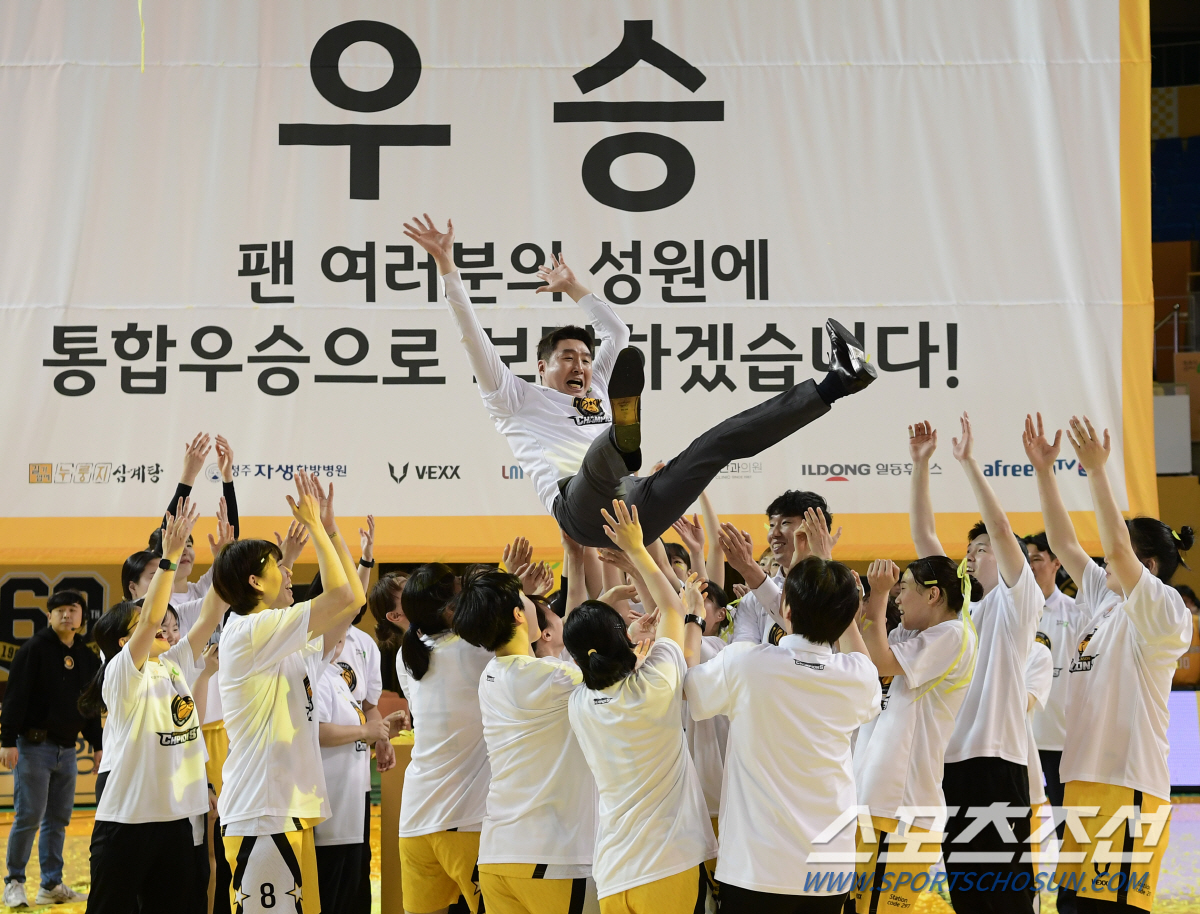 [현장인터뷰] '정규 우승' 김완수 KB스타즈 감독 "2패 오히려 약 됐…
