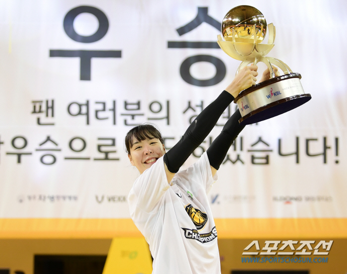[현장인터뷰] 우승 일등공신 박지수 "작년 액땜, 안 좋은 일만 있으란 법은 없네요"