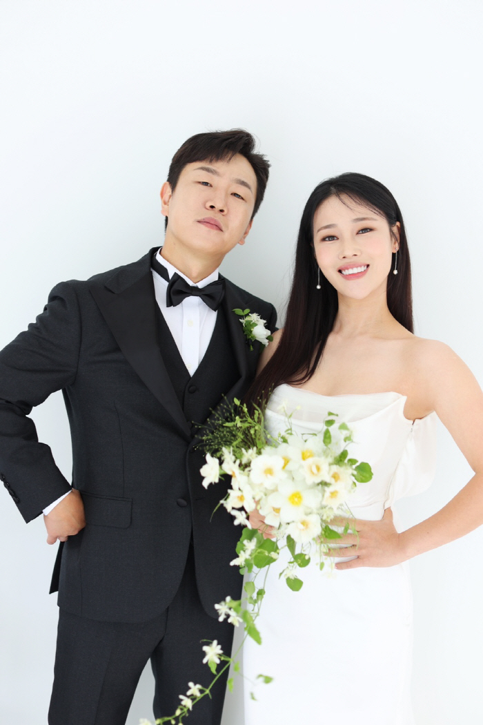 '3월 결혼' 이혜지♥정호철, 웨딩화보 공개…"예비신랑 손석구 같아"