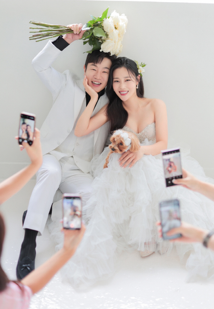 '3월 결혼' 이혜지♥정호철, 웨딩화보 공개…"예비신랑 손석구 같아"