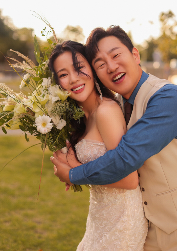 '3월 결혼' 이혜지♥정호철, 웨딩화보 공개…"예비신랑 손석구 같아"