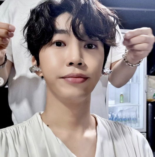 임영웅, 핑크 수트마저 소화해버리는 마법...잘생김부터 귀여움까지 매력부…