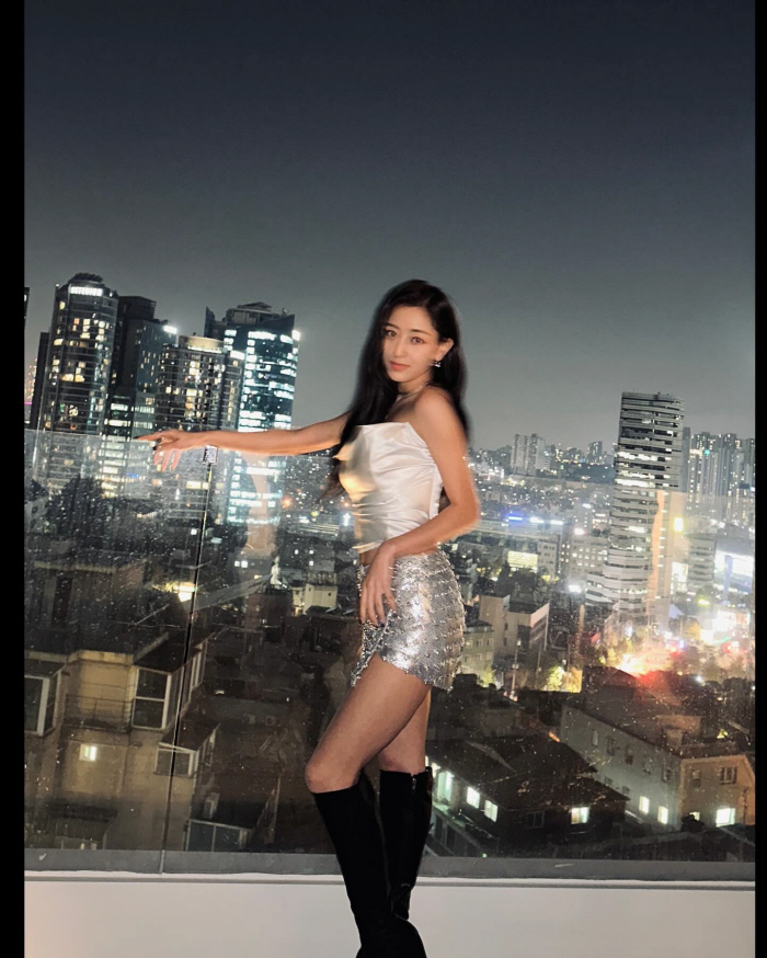 트와이스 지효, 압도적 섹시美…어깨 드러낸 파격 레트로 스타일