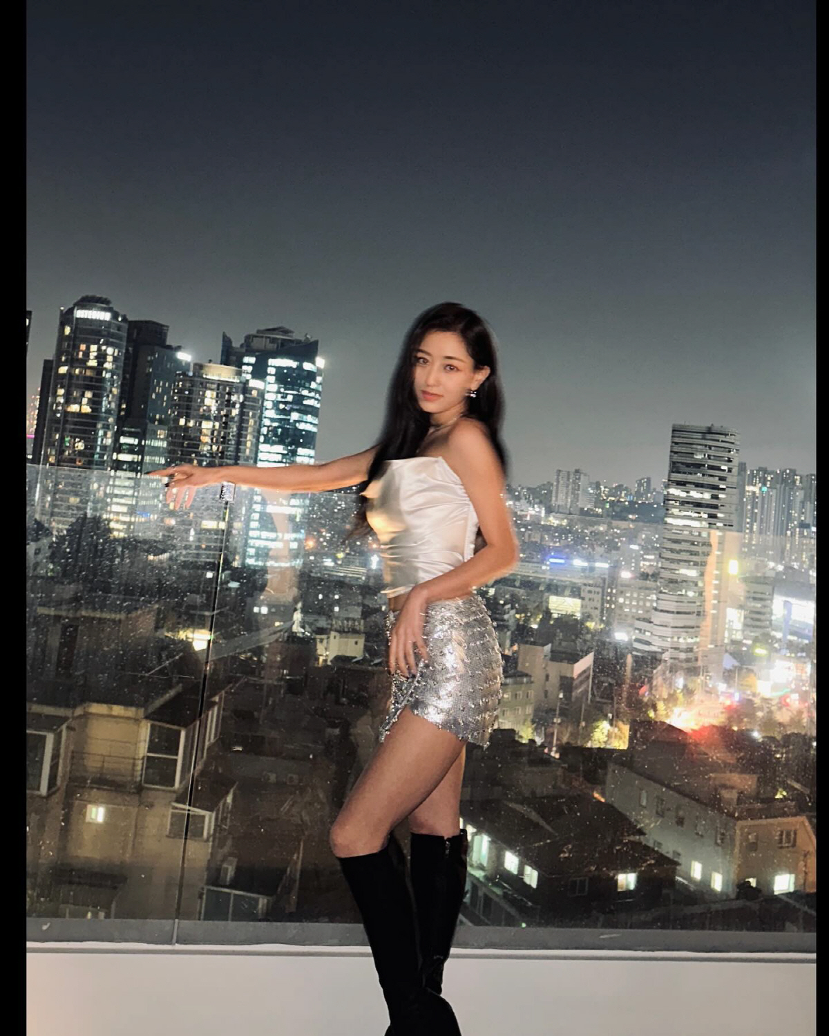 트와이스 지효, 압도적 섹시美…어깨 드러낸 파격 레트로 스타일