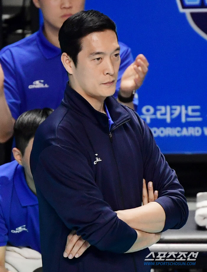 '봄배구 조준' 삼성화재, 김상우 감독 힘 실어준다…3년 재계약 "과감한…