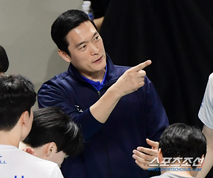 '봄배구 조준' 삼성화재, 김상우 감독 힘 실어준다…3년 재계약 "과감한…