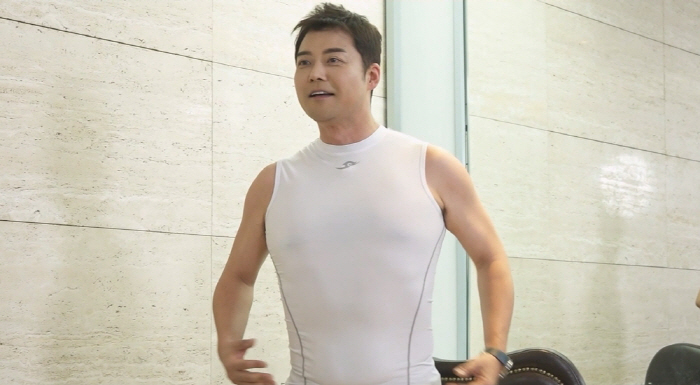 전현무 "얼핏 보면 식스팩?"…80세 할아버지 같은 보디 프로필('나혼산…