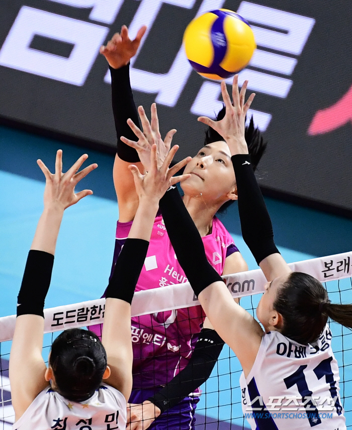 흥국생명 김연경 31점 폭발! 윌로우 빠졌으나 기업은행에 3대2, 5연승…