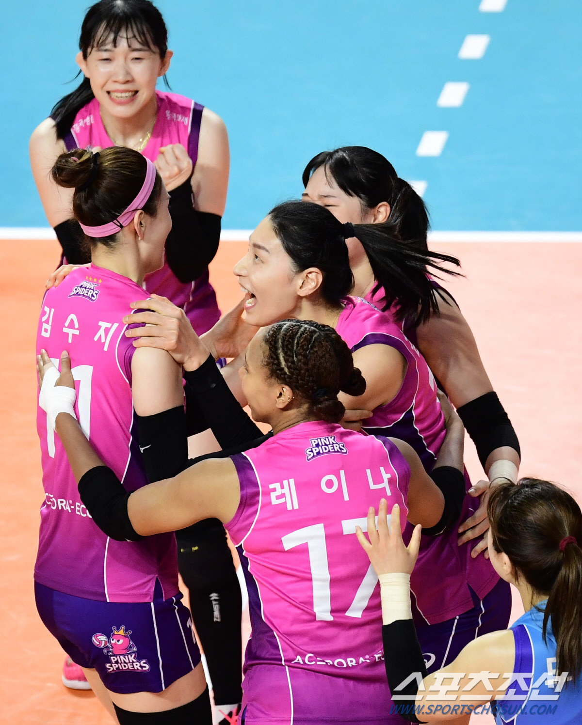 흥국생명 김연경 31점 폭발! 윌로우 빠졌으나 기업은행에 3대2, 5연승…