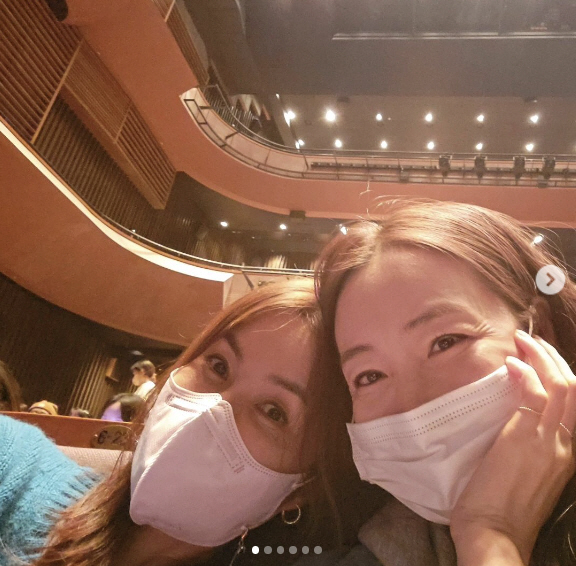 최지우X신애라 알고보니 문화생활 짝꿍 '여배우들 마스크 쓰고 공연 관람'