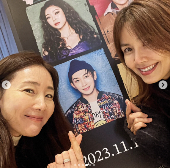 최지우X신애라 알고보니 문화생활 짝꿍 '여배우들 마스크 쓰고 공연 관람'