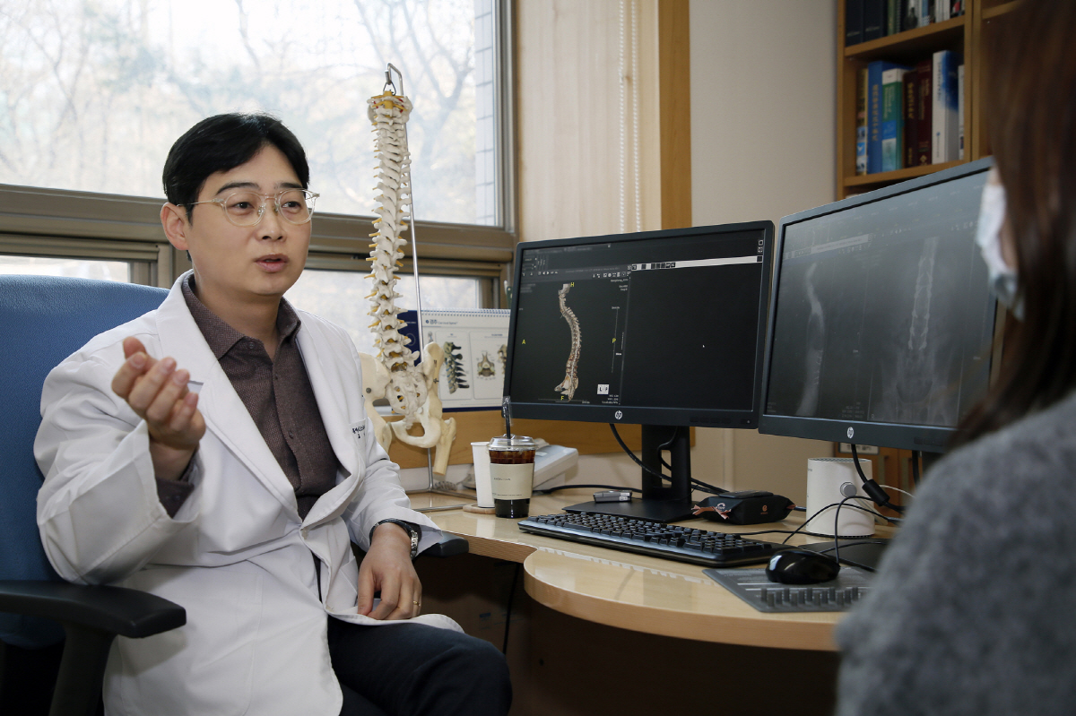 외상 없는데 엉덩이뼈 통증, '강직성 척추염' 의심해봐야