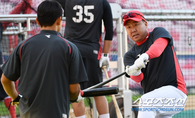 유격수 출신 3루수, 2006년 WBC 대표, 2019년 은퇴, 이적팀에…