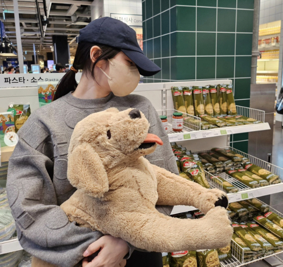 김연아, '군복무 고우림♥' 없이 쇼핑몰서 포착..정체 가린 채 편안한 …