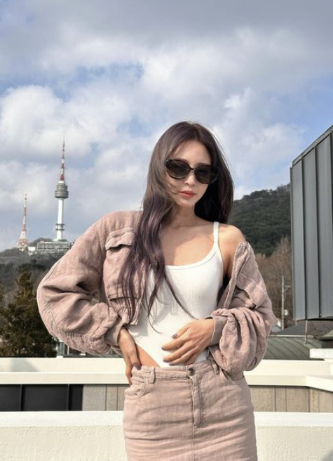 43세 한예슬, 도심 한복판서 'MZ스타일 노출룩' 완벽 소화…과감 보디…