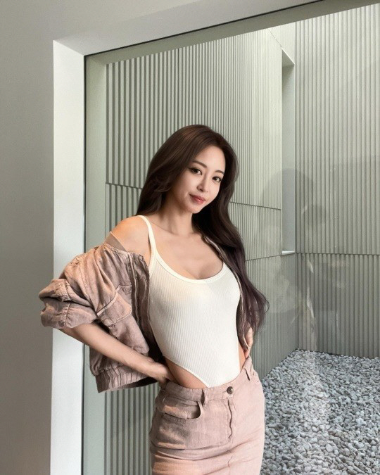 43세 한예슬, 도심 한복판서 'MZ스타일 노출룩' 완벽 소화…과감 보디…