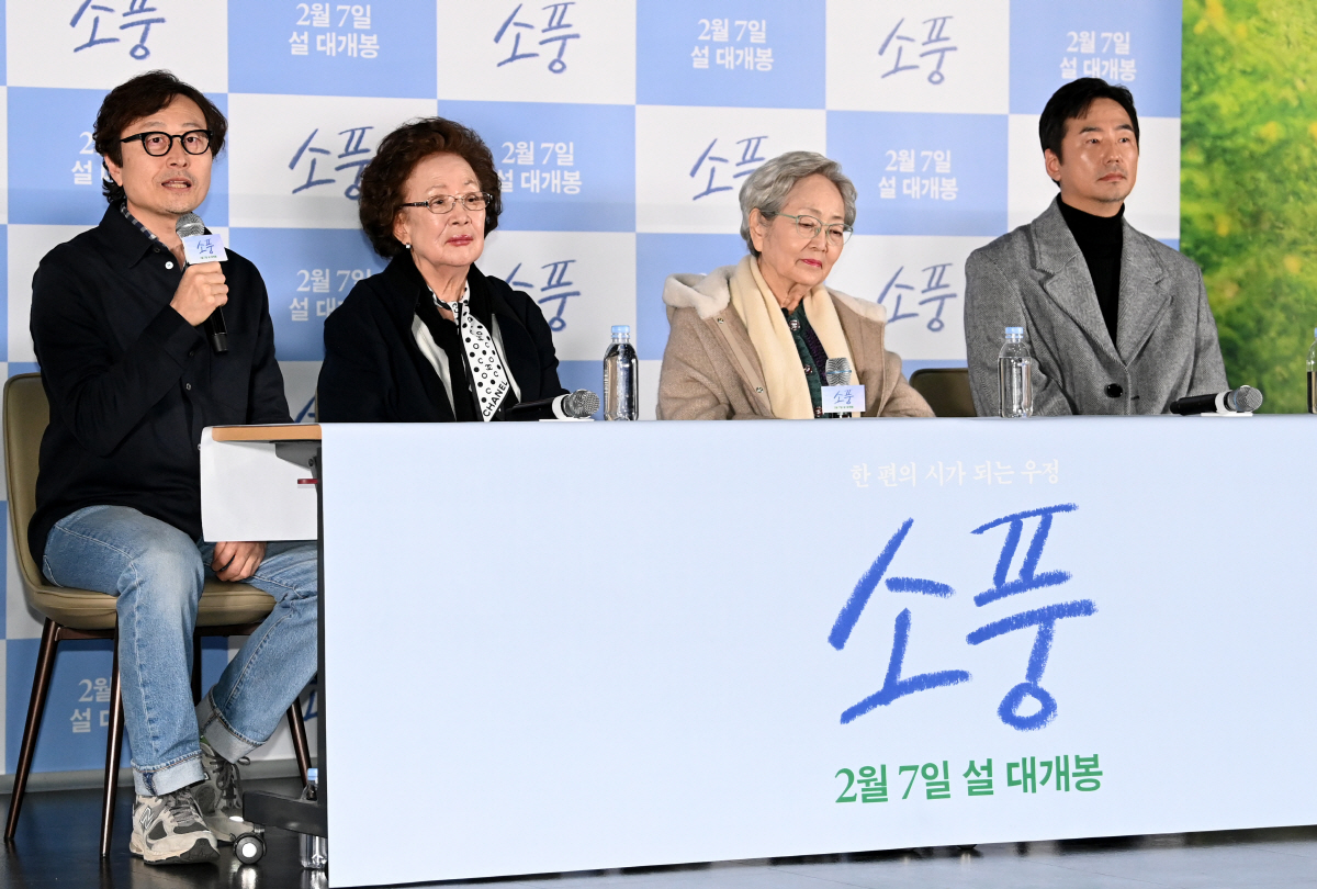 나문희X김영옥X박근형 호연에 '임영웅 효과'까지? 영화 '소풍', 관객 …