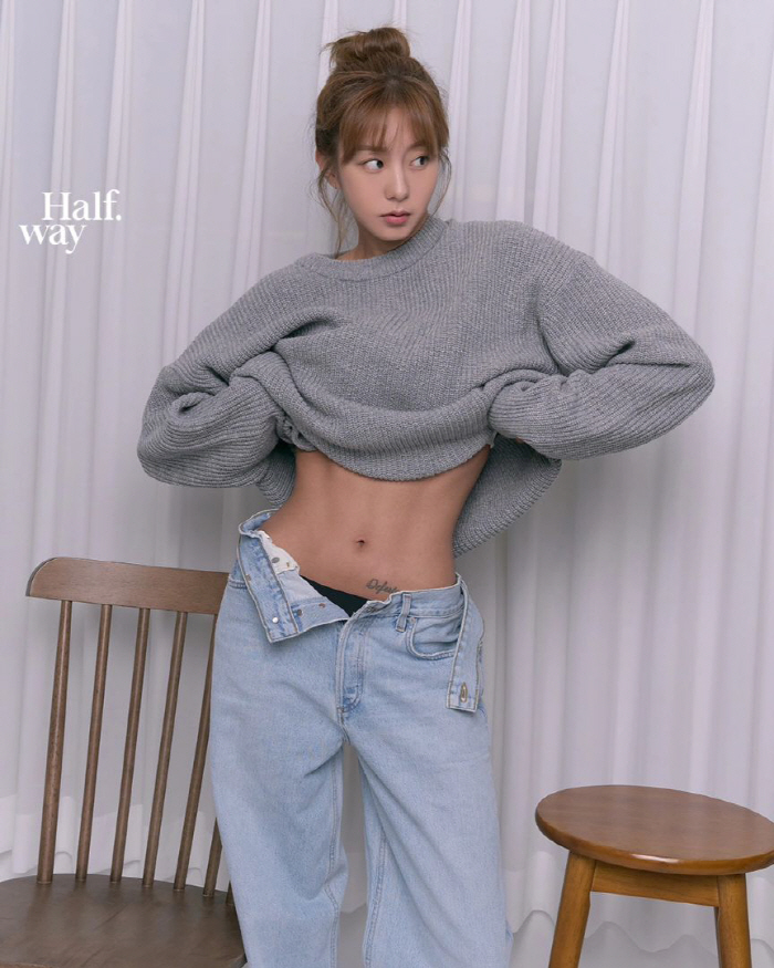 유이, 타투 새긴 납작배 노출...선명한 11자 복근 '깜짝'