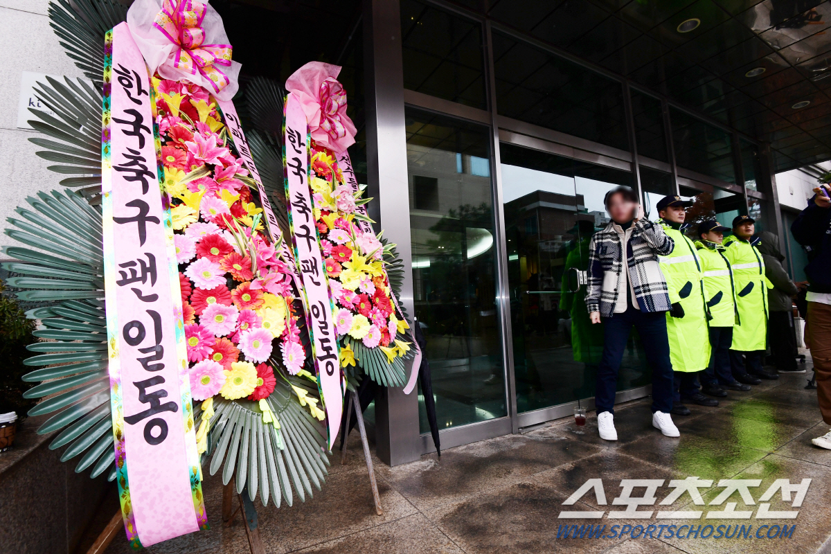 클린스만은 훌륭한 배우이자 세일즈맨이었다…위약금 100억보다 아까운 '잃…