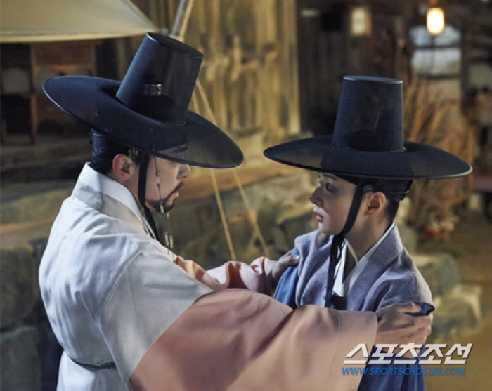 [SC프리뷰]조정석, 신세경 호위무사 변신…츤데레 임금 눈빛 '꿀 뚝뚝'…