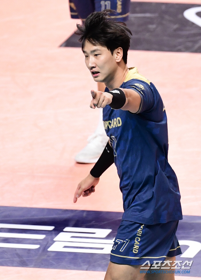 "송명근, 스윙은 대한민국 최고" 신영철 감독의 이례적 칭찬, 31세 베…