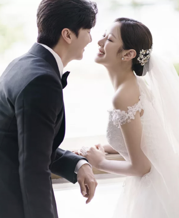 "너만 있으면 행복해" 천둥♥미미, 발리 웨딩화보 공개 '선남선녀 비주얼…