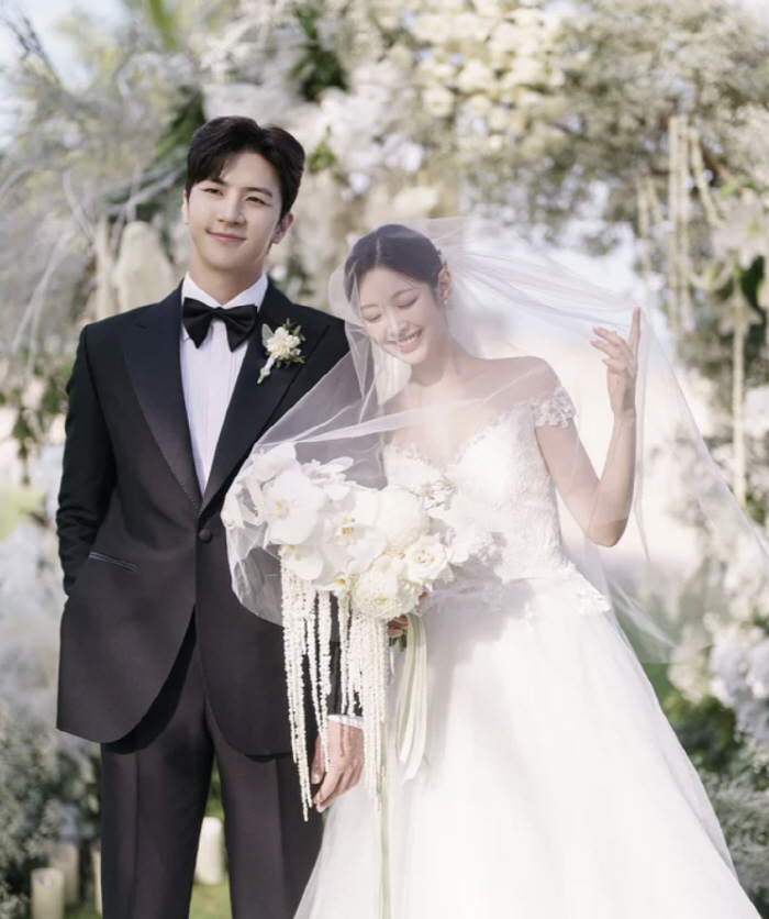 "너만 있으면 행복해" 천둥♥미미, 발리 웨딩화보 공개 '선남선녀 비주얼…
