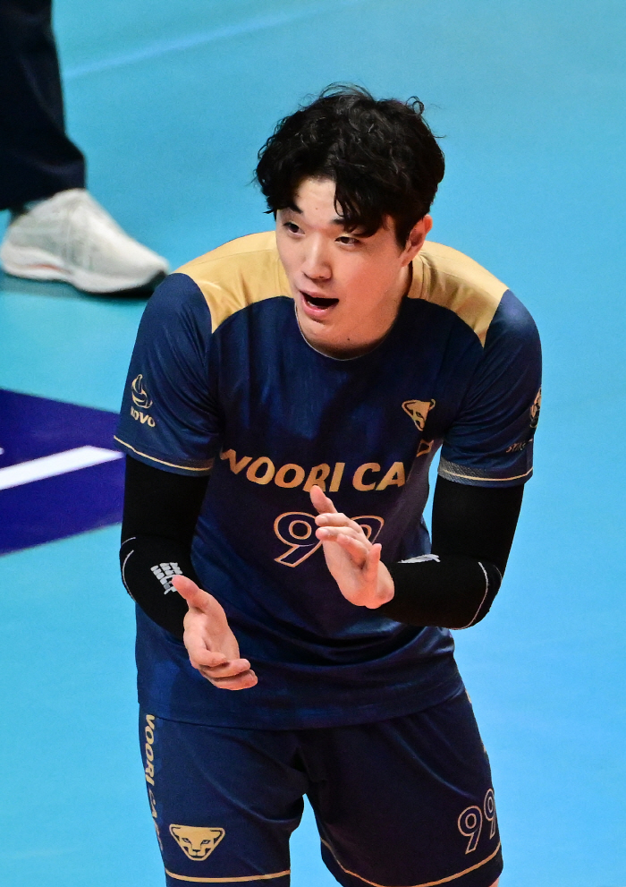 "김지한, 보이지 않는 범실 많아…그래도 잘싸웠다" 우승 경쟁 계속된다 …