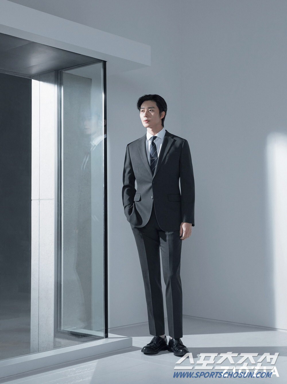 박서준, '모던 & 심플' 남성적 매력 화보 선보여