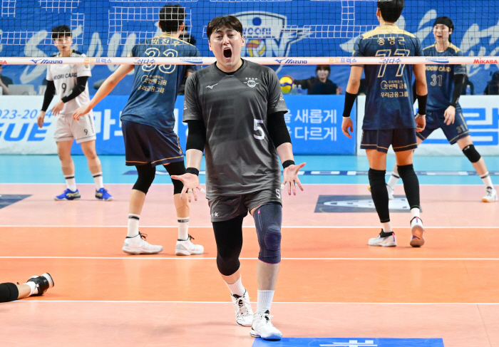 '통합 4연패 도전' 막강전력→행복한 감독? 남다른 고민 있다 "모두를 …