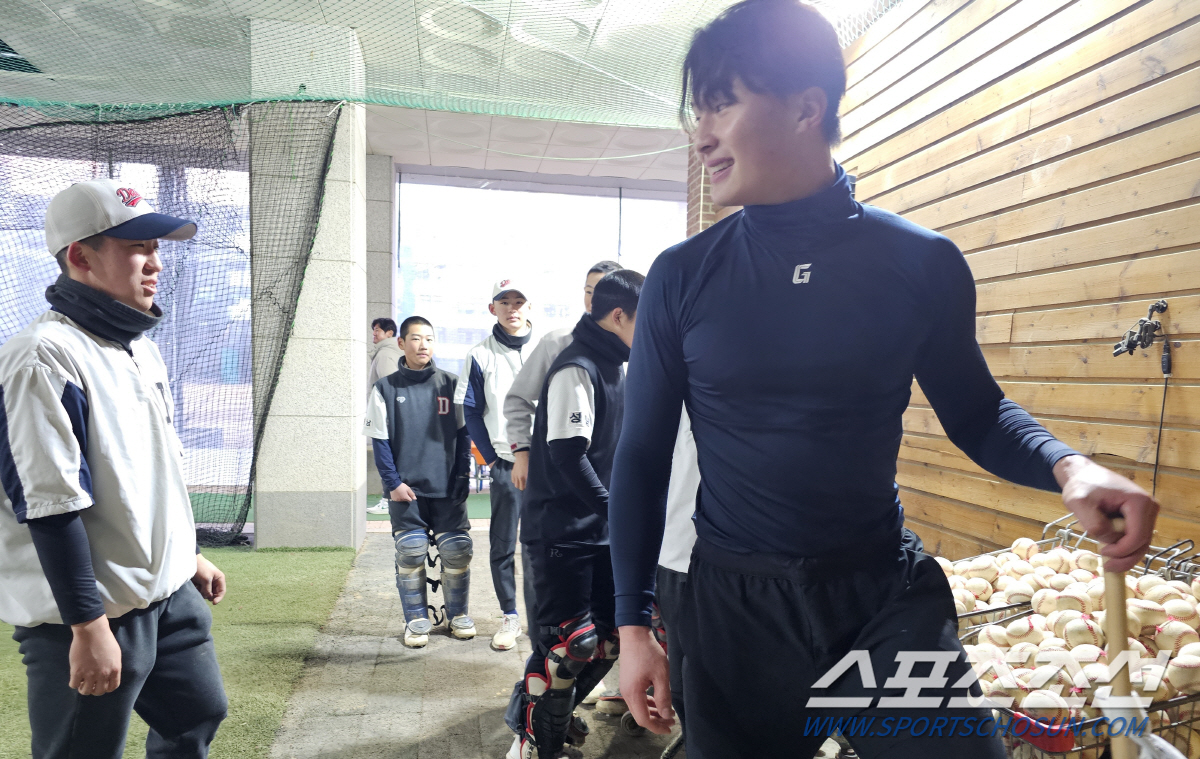 '야구 봉사 544시간' 21세 국대 우익수, 후배들 애교에 웃다가도…타…