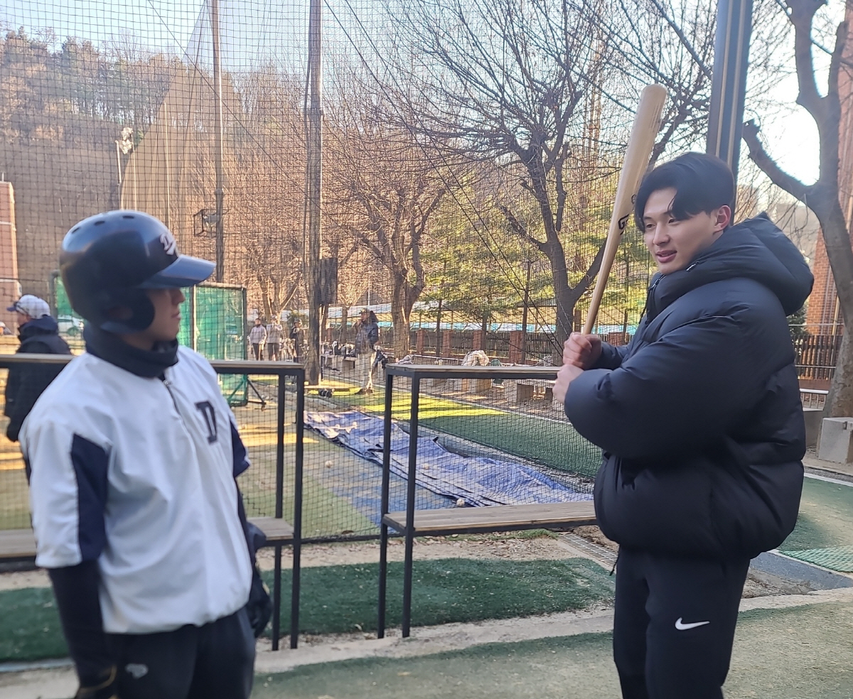 '야구 봉사 544시간' 21세 국대 우익수, 후배들 애교에 웃다가도…타…