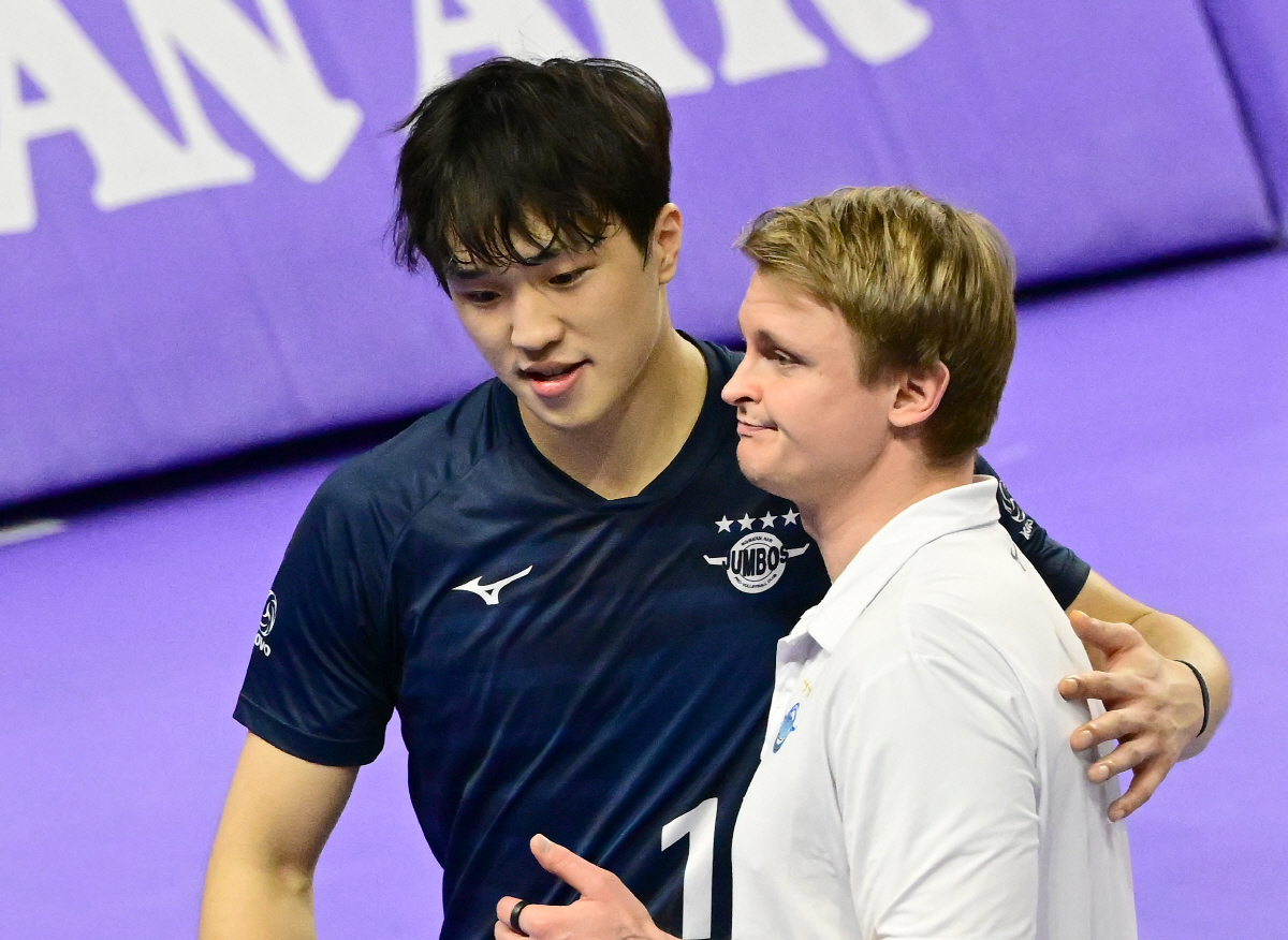 "잠재력 터뜨린 비결?" 사령탑도 웃게 한 2m1 토종 거포의 전성기 […