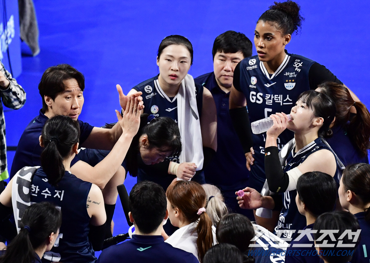 너무나도 컸던 사령탑 빈 자리...'3연패' GS칼텍스, 탈출구가 안 보…