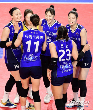 이제 2점차! 기업은행, GS칼텍스 셧아웃 완파 '봄 배구, 딱 기다려!'[화성 리뷰]